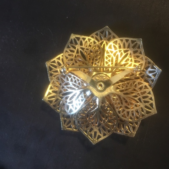 Cutout Gold Flower Daisy Brooch Pin- costume - Picture 5 of 6